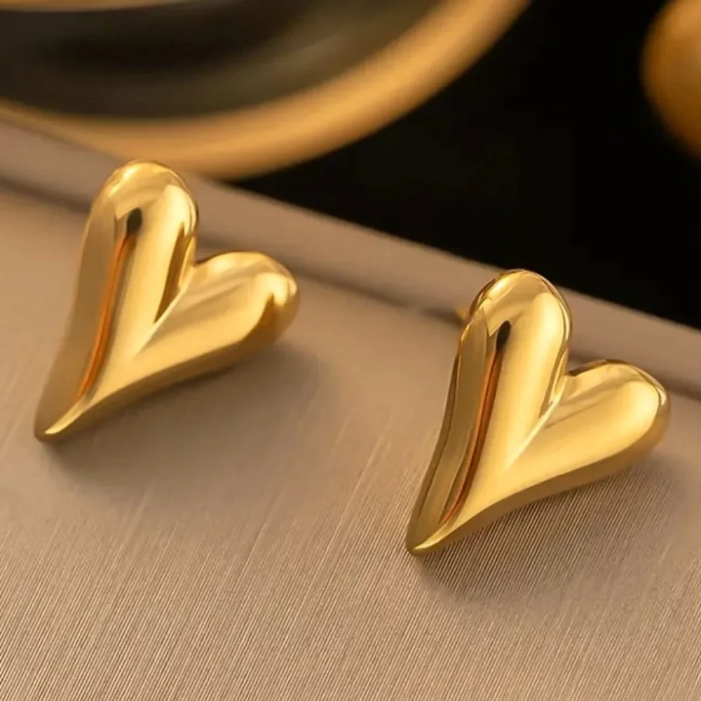 ✨Free People Greta Gold Heart Earrings